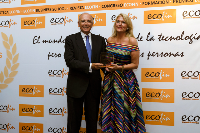 Nuestro presidente, D. Manuel Gago, entregando el premio a la Directora General de Comercio y Consumo, Dª María José Pérez-Cejuela Revuelta.
